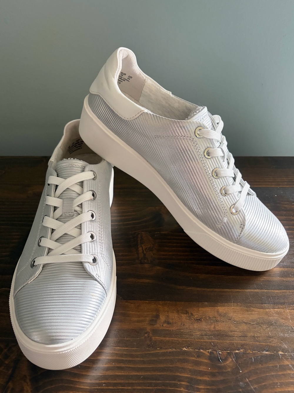 Naturalizer Morrison 2.0 Women's Silver Leather Low-Top Lace-Up Sneakers Sz 7.5M
